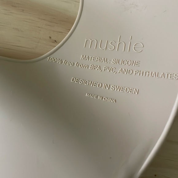 Mushie Silicone Bib - Rockets - Picture 6 of 6